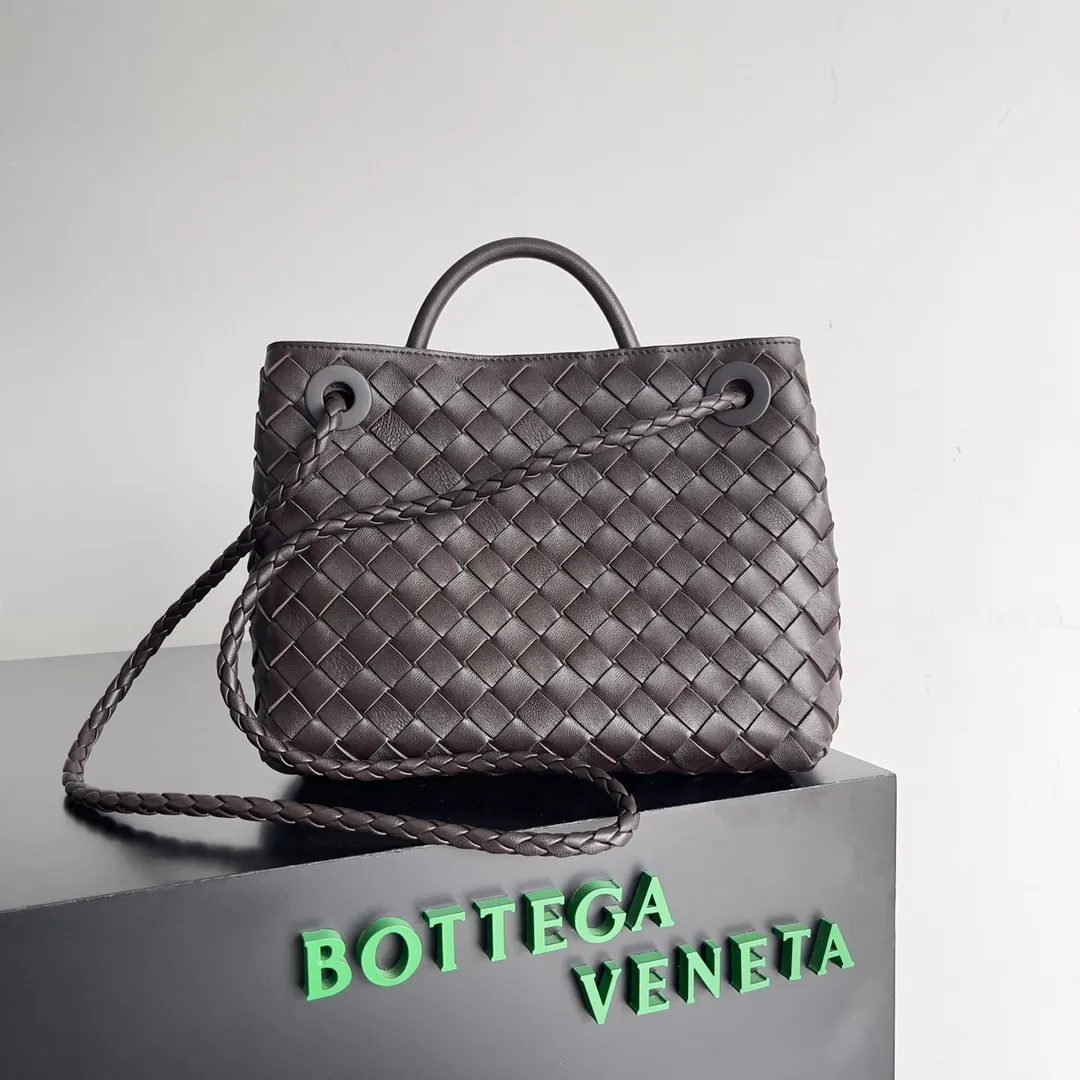 The 2023 new Andiamo batch of 1860 BV has been shipped‼ ️Really popular🔥The new Andiamo woven handbag launched by Bottega Veneta this season is really popular all over the world! ! Celebrities at home and abroad have worn it, and Oscar-winning actress Michelle Yeoh has taken it out on the street. Song Jia, Trai Yara, Yu Feihong, Sanji Ayaka, Rosie Hunting-Whiteley, Yoshioka Riho, etc. have all picked up this bag. It is classic and versatile, showing off its temperament, and the bag capacity is also large, which is very convenient for daily commuting! ! A variety of carrying methods, the shoulder straps can be adjusted by yourself, the original lambskin feels soft and delicate, and the neutral style is made to break gender boundaries and bring a more practical and longer-lasting use experience. Andiamo, which has both elegant and casual styles, perfectly interprets the true appearance of "fashionable old money style". Style number: 743568 Size: 25*22*10.5cm